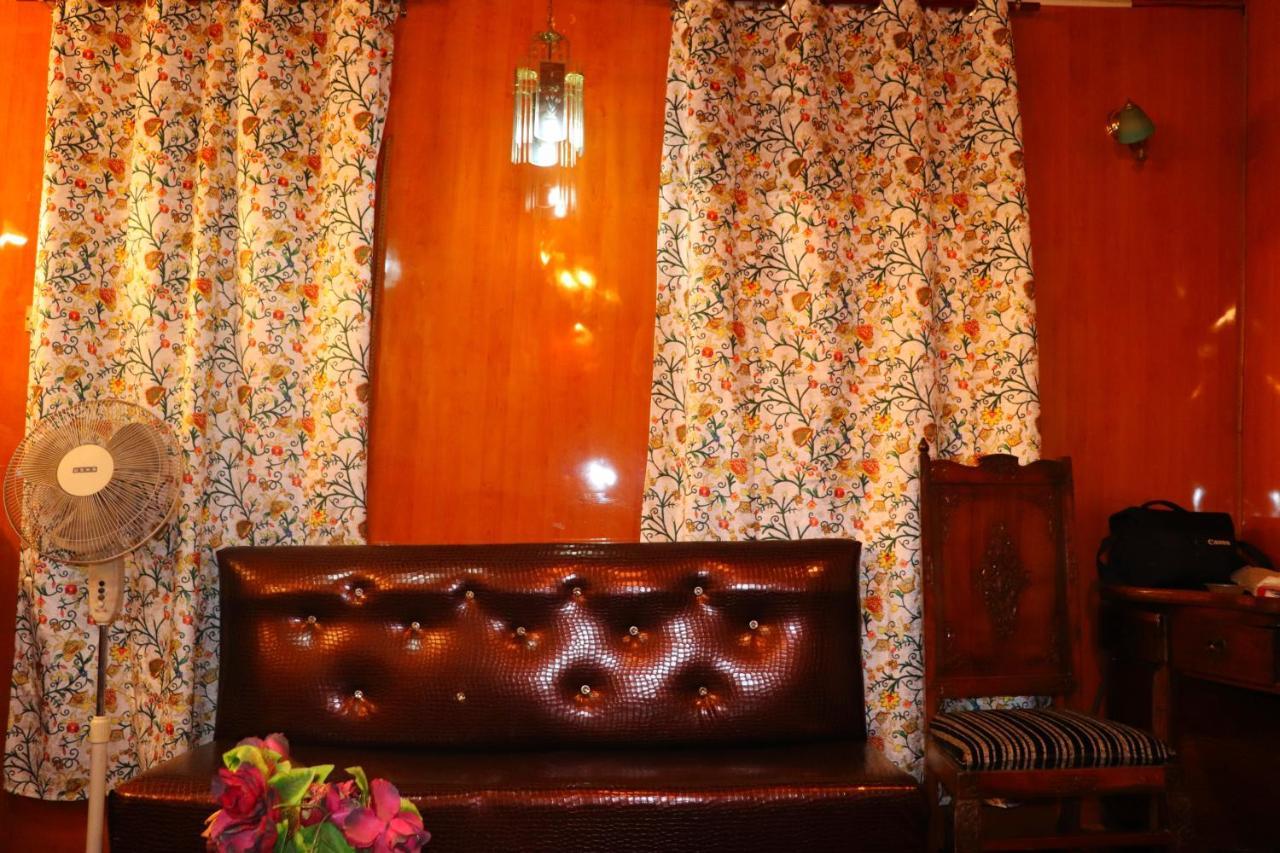 House Boat New Pala Palace Srīnagar Zewnętrze zdjęcie